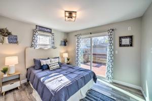 een slaapkamer met een bed en een raam bij Cozy Hobart Retreat Less Than 9 Mi to Lake Michigan! in Hobart