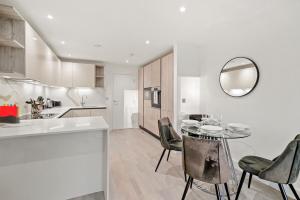 uma cozinha e sala de jantar com mesa e cadeiras em Executive 1 & 2 Bed Apartments in heart of London FREE WIFI by City Stay Aparts London em Londres