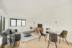 uma sala de estar com um sofá e uma mesa em Executive 1 & 2 Bed Apartments in heart of London FREE WIFI by City Stay Aparts London em Londres