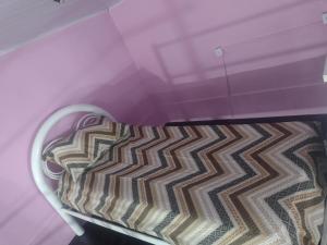 a bed in a room with a purple ceiling at Apartamento térreo chique in Guaratinguetá +1 photo