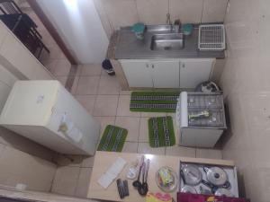 an overhead view of a small kitchen with a sink at Apartamento térreo chique in Guaratinguetá