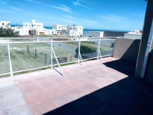 balcón con vistas al océano y a los edificios en Mar y campo en Mar del Sur