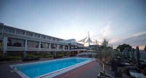 a hotel with a swimming pool in front of a building at Hotel Arkipelag in Mariehamn