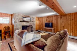 sala de estar con sofá y chimenea en Casita Bacon, en Vermont Ventures