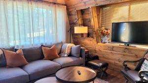 Uma área de estar em Cozy Cabin Near Bryce and Zion sleeps 4 adults