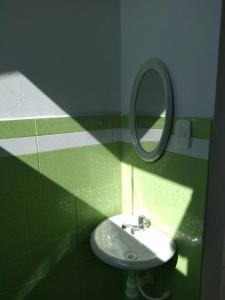 La salle de bains est pourvue d'un lavabo et d'un miroir. dans l'établissement Departamento-Natural M4, à Chiclayo