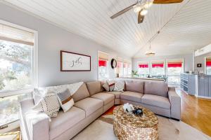 un salon avec un canapé et une table dans l'établissement Town of South Bethany --- 90 Mays Way, à South Bethany