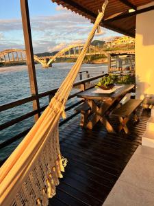 - une table de pique-nique sur le pont d'un bateau dans l'établissement Casa Marambaia 2, à Rio de Janeiro