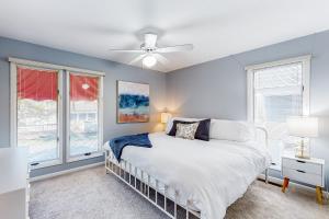 une chambre avec un lit et un ventilateur de plafond dans l'établissement Town of South Bethany --- 90 Mays Way, à South Bethany