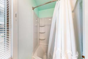 La salle de bains est pourvue d'une douche avec un rideau de douche blanc. dans l'établissement Town of South Bethany --- 90 Mays Way, à South Bethany 31 autres photos