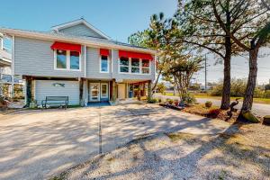 une grande maison blanche avec un toit rouge dans l'établissement Town of South Bethany --- 90 Mays Way, à South Bethany