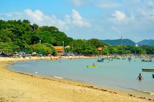 een groep mensen in het water op een strand bij Casa ao lado do parque Beto carreiro da de ir a pé para o parque João carlos casas in Penha