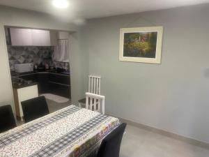 een kleine kamer met een bed en een keuken bij Casa ao lado do parque Beto carreiro da de ir a pé para o parque João carlos casas in Penha