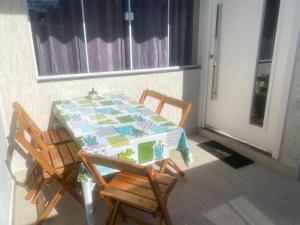 een tafel met twee stoelen en een quilt erop bij Casa ao lado do parque Beto carreiro da de ir a pé para o parque João carlos casas in Penha +40 foto's