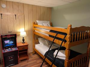 Двох'ярусне ліжко або двоярусні ліжка в номері Mandy's Mountain Chalet
