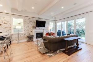 Μια τηλεόραση ή/και κέντρο ψυχαγωγίας στο Beautiful 2 Story Right by the Water, Ocean View