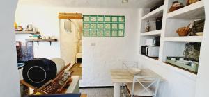 ein Wohnzimmer mit einem Tisch und einem Fenster in der Unterkunft Jardines Salema cerca del mar in Las Palmas de Gran Canaria