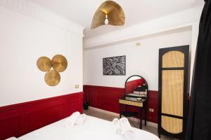 Postel nebo postele na pokoji v ubytování The Red-Hot Retro 2BDR Apt Cairo's Downtown