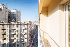 een uitzicht op een stadsstraat vanuit een gebouw bij The Red-Hot Retro Studio Cairo's Downtown in Caïro