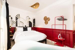 een slaapkamer met 2 bedden en een rode muur bij The Red-Hot Retro Studio Cairo's Downtown in Caïro