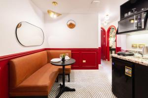 Kuchyň nebo kuchyňský kout v ubytování The Red-Hot Retro 2BDR Apt Cairo's Downtown