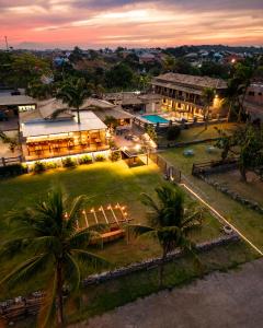 an aerial view of a house with a yard at Pousada Algodão da Praia in Araruama