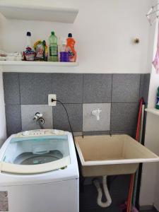 un piccolo bagno con un water e un lavandino di Apartamento 103 Praia do Ervino - SFS a São Francisco do Sul