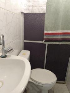 y baño con aseo blanco y lavamanos. en Refúgio sossego (casa de campo), en Camaçari