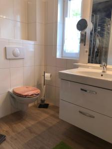 ボルンにあるLeuchtfeuerのバスルーム(トイレ、洗面台付)