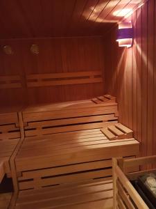 een sauna met twee houten banken in een kamer bij Residenz am Haferland in Wieck