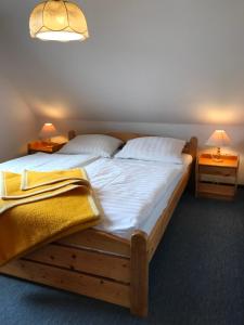 a bedroom with two beds with white sheets and two lamps at Pension Martens - Lotte in Wieck