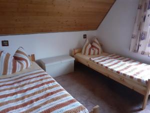 a room with two beds in a attic at Große Fewo 1 in Jagdhaus