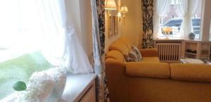 uma sala de estar com duas cadeiras e uma janela em Margaretheneck - Sylter Sand em Westerland