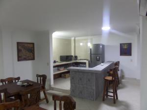 a kitchen and dining room with a large stone counter top at Aparta Hotel Plaza Real Norte in Cali