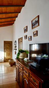 a living room with a large flat screen tv at Casa Indiano 