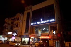 un edificio con un cartel que lee hotel paranoia inn en Hotel Paramount Inn, en Rajkot