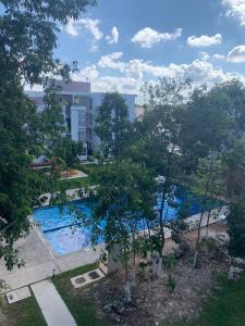 an overhead view of a swimming pool in front of a building at Departamento 2 habitaciones vista a la alberca Nube by EITA in Cancún