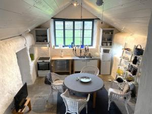 eine Küche und ein Esszimmer in einem winzigen Haus in der Unterkunft Holiday home MÖRBYLÅNGA VI in Mörbylånga