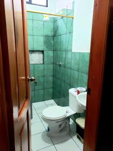 y baño con aseo y lavamanos. en EMMA HOUSE, en Puerto Baquerizo Moreno