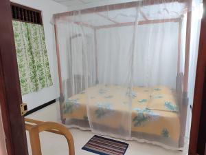 um quarto com uma cama de dossel em Fairview Guest em Weligama