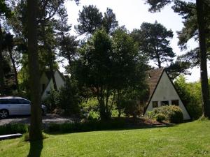 a house and a car parked in a yard at Ledi in Linlithgow