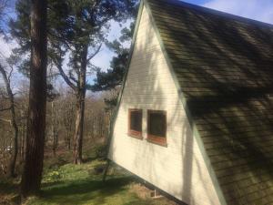 a house with two windows on the side of it at Ledi in Linlithgow