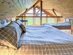 リンリスゴーにあるTunturiの木造キャビン内のベッドルーム1室(ベッド2台付)