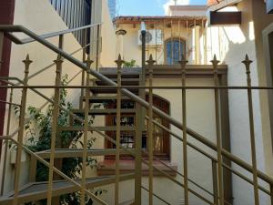 uma escada que conduz a um edifício com uma porta em Departamento 1º P, 2 personas, WIFI, confortable, mucha luz natural em Godoy Cruz