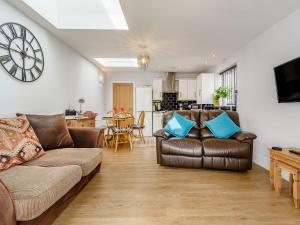 a living room with two couches and a kitchen at Cozy Lodge in Barton-upon-Humber