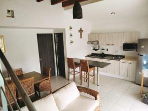 - une cuisine avec un canapé, une table et des chaises dans l'établissement Casa de Scarlett, à Cocoyoc