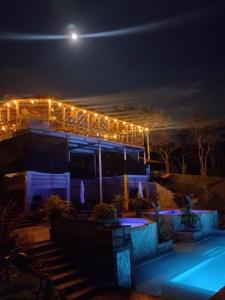 ein Gebäude mit Lichtern in der Nacht in der Unterkunft LoMar Sol&Luna in Sasaima