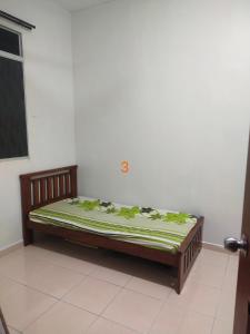 班台的住宿－Rumah singgah Haida，一张位于房间角落的床