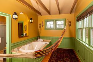 een hangmat in een badkamer met een bad bij Woolverton Inn in Stockton