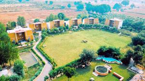 - une vue aérienne sur un complexe d'appartements avec une grande cour dans l'établissement Anantvan Ranthambore By ShriGo Hotels, à Khilchīpur